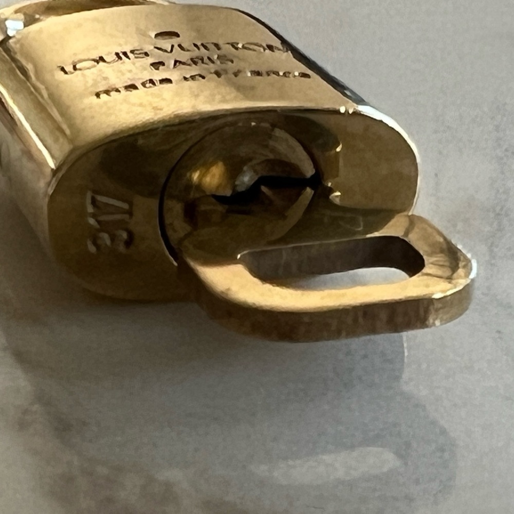 LOUIS VUITTON #317 LOCK & KEY - Picture 3 of 3